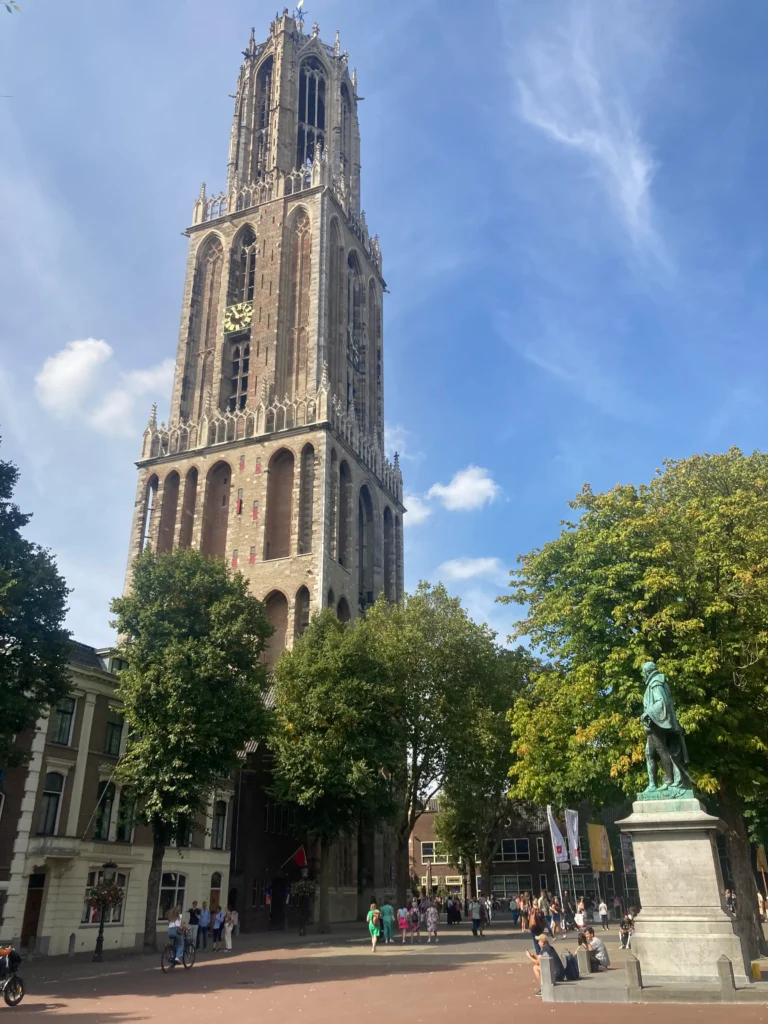 De Domtoren in Utrecht gezien vanaf het Domplein